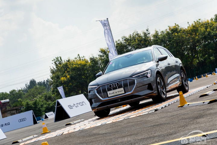 奥迪e-tron，先豪车，再电动