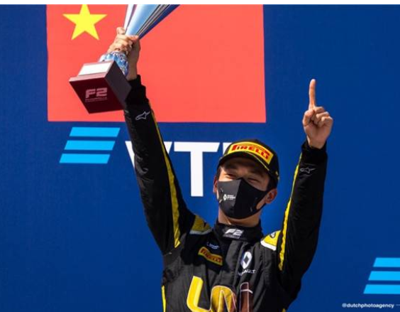  五星红旗首次升在F2最高点！周冠宇创造中国赛车历史 