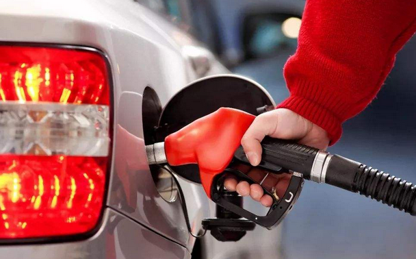 今日起油价上调，加满一箱92号汽油多花费3元