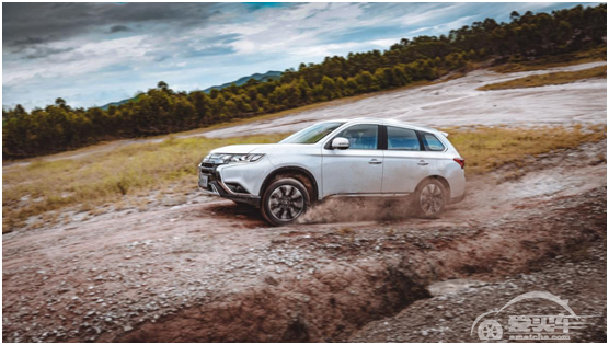 号称“奶爸神车”的它，不仅拥有7座布局，还配备了四驱系统