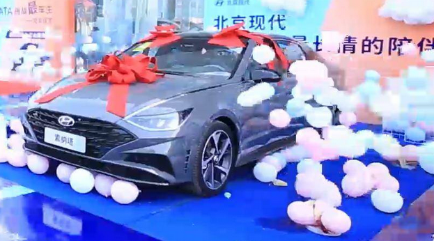  17年 70万公里 北京现代两位“最”车主喜提第十代索纳塔 