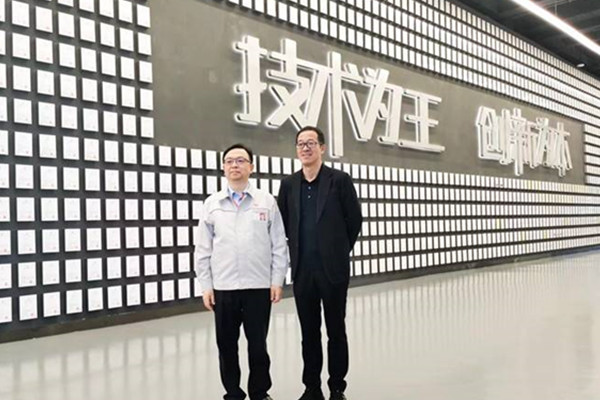  王传福向俞敏洪亲手交车 比亚迪汉EV精英车主阵营再壮大 