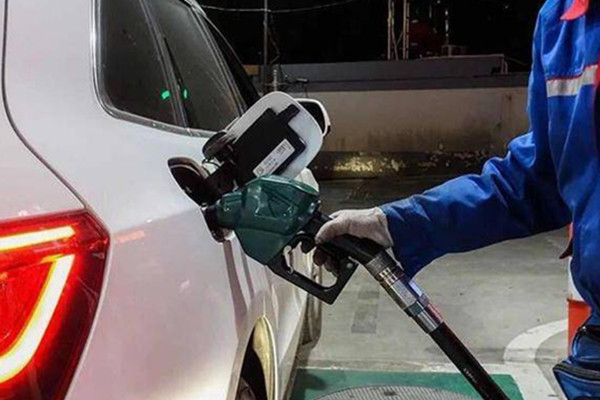  今年国内油价首次上调或现五连涨，车主表示：”可接受！” 