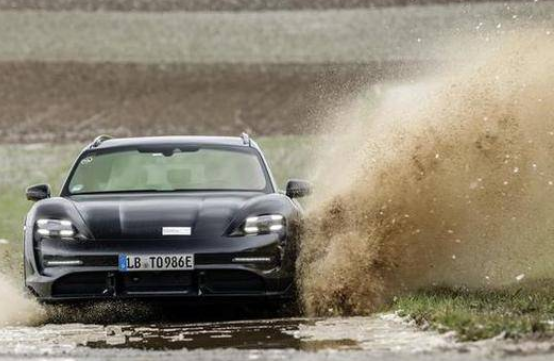  保时捷 Taycan Cross Turismo 上路行驶 