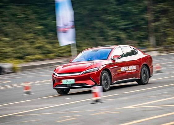  月销过万辆，百公里加速3.9秒，这台国产C级车火了！ 