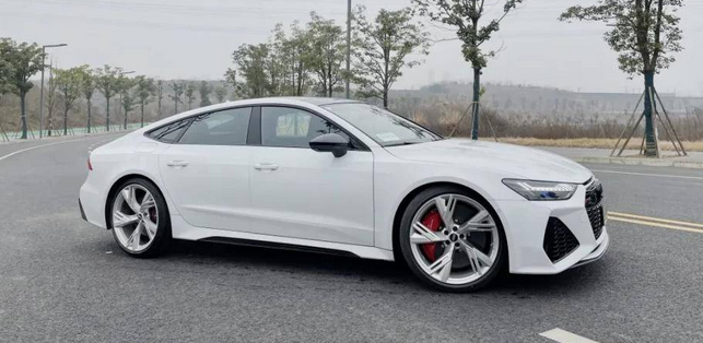  体验奥迪RS7：你觉得他是“暴徒”，我说她是“女神” 