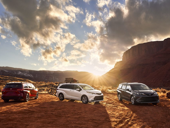  埃尔法加价50万，丰田这款MPV只卖30万却更大，你会买哪款？ 