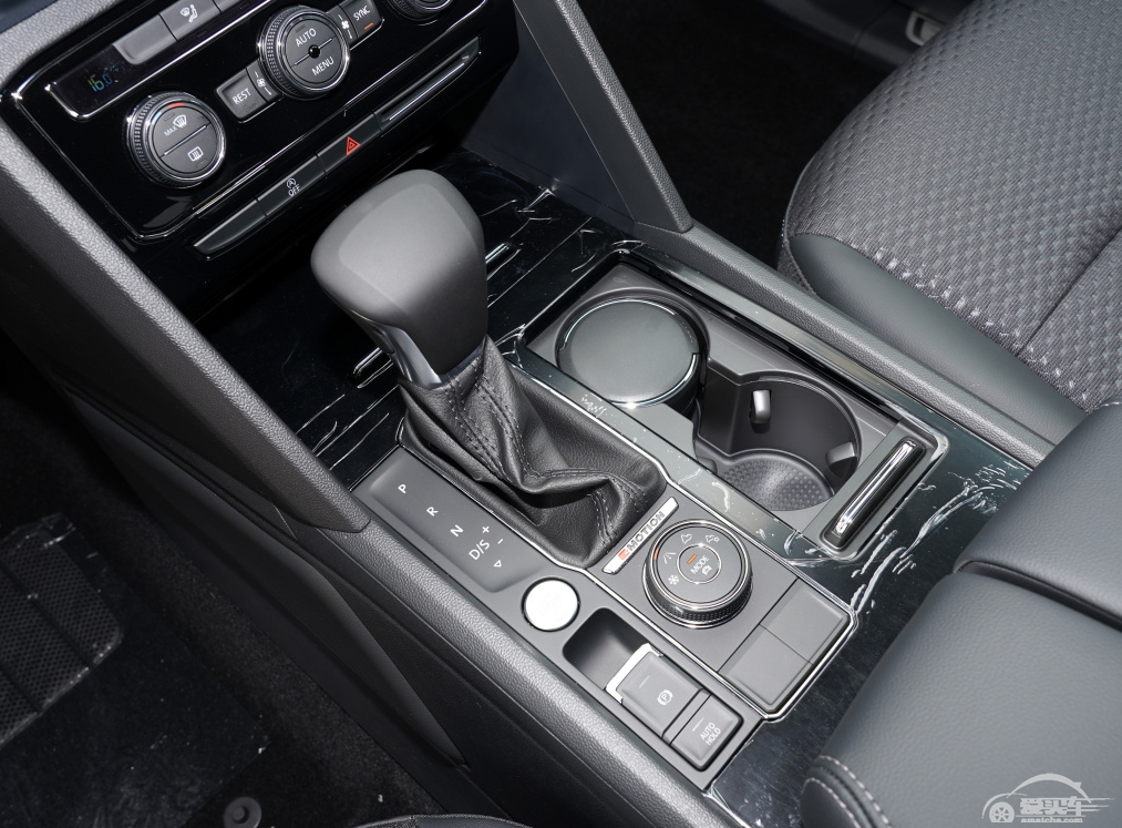 20多万买这SUV真“值”，车长超5米配王牌引擎，论气场还数一数二