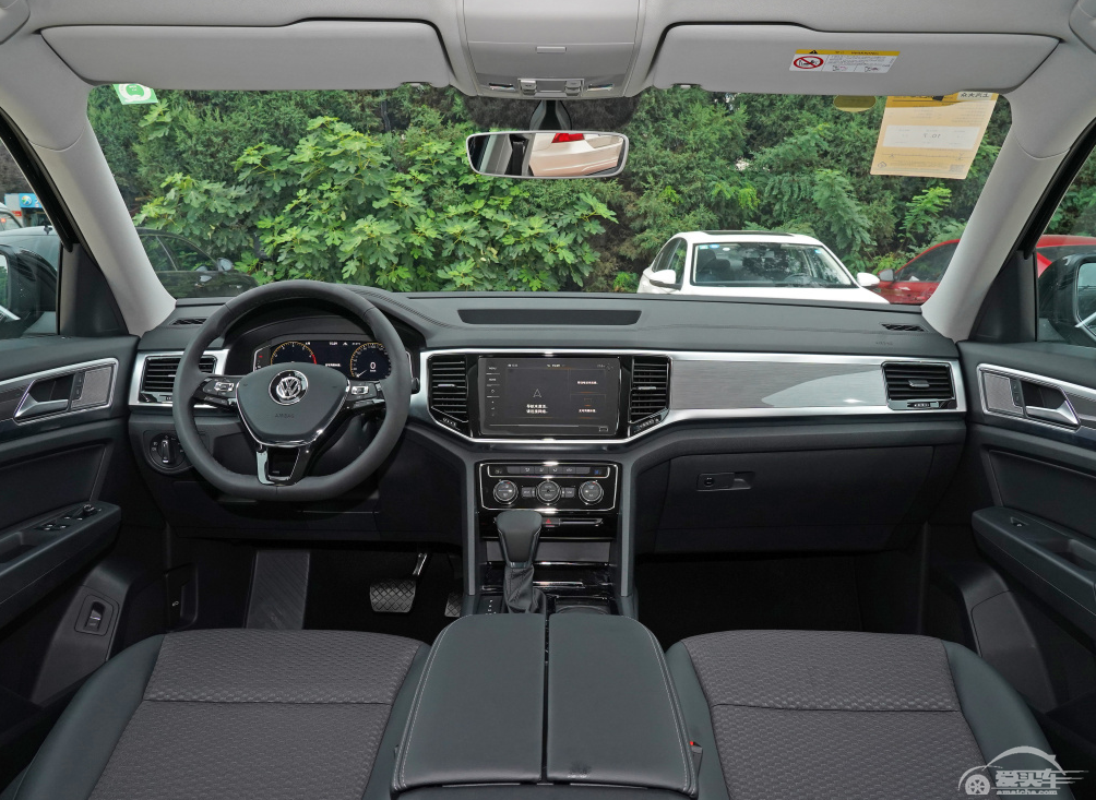 20多万买这SUV真“值”，车长超5米配王牌引擎，论气场还数一数二