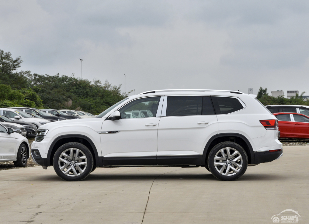 20多万买这SUV真“值”，车长超5米配王牌引擎，论气场还数一数二