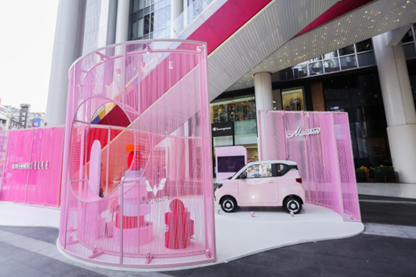 新能源汽车跨界时尚圈新高度，宏光MINIEV马卡龙