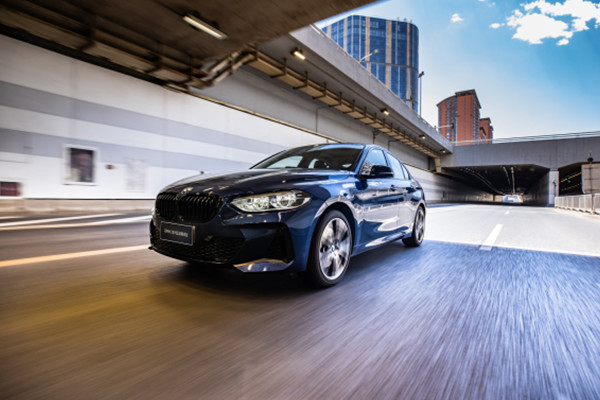 BMW 1系M运动曜夜版闪耀双城，探索“潮有所值”