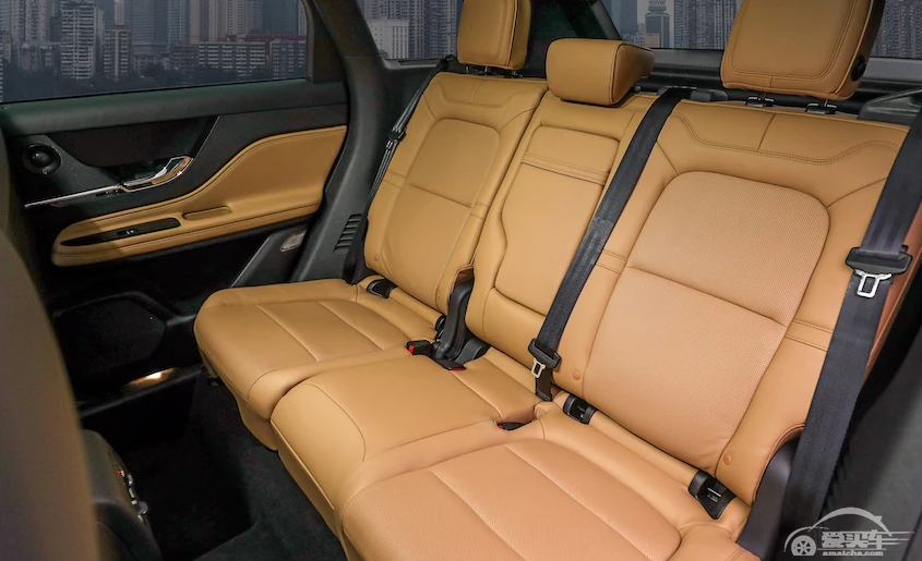 又一款好车上市，配2.0T发动机，更有2711mm轴距