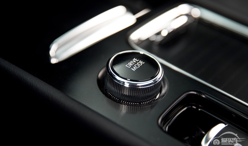 又一款好车上市，配2.0T发动机，更有2711mm轴距