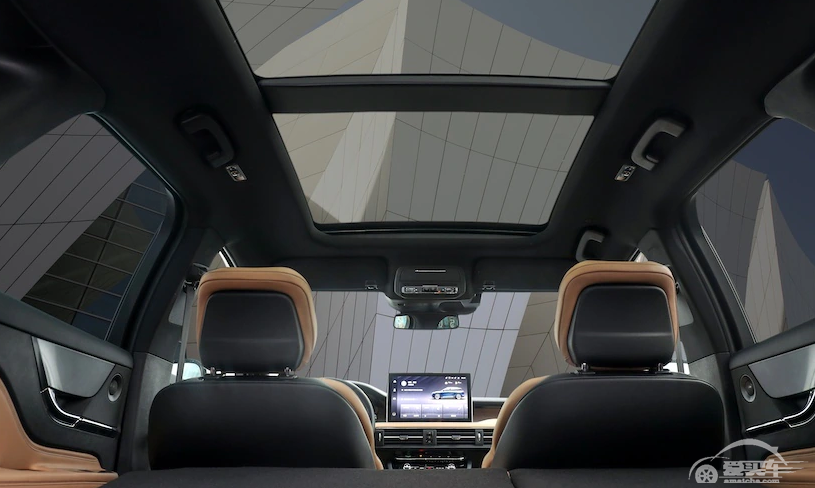 又一款好车上市，配2.0T发动机，更有2711mm轴距