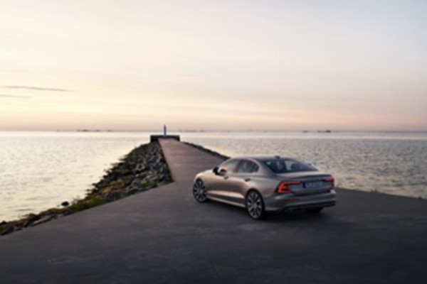 左手仗剑、右手持盾，“西装暴徒”再度出发！