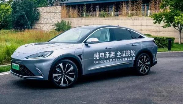  极狐阿尔法S：意料之外的高级 