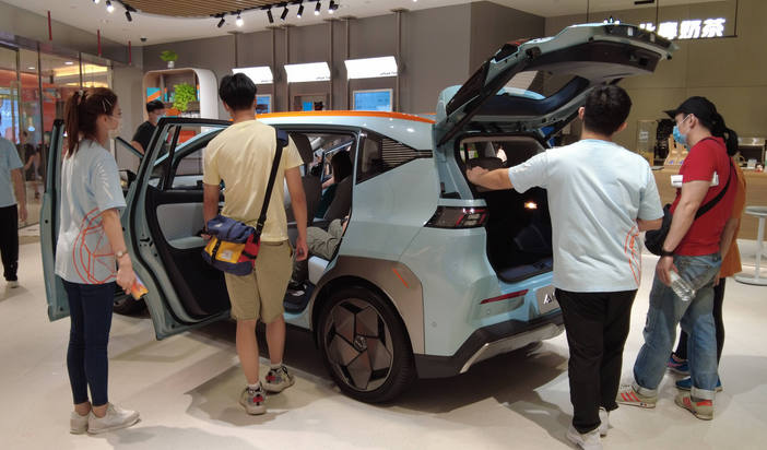 边看车边喝奶茶？探访广汽埃安首家品牌体验中