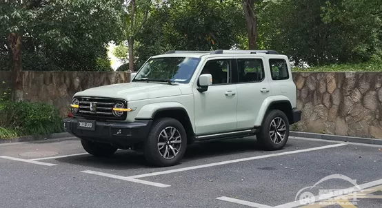 这是一款可以开进城的“坦克”，价格不便宜，但很值得入手