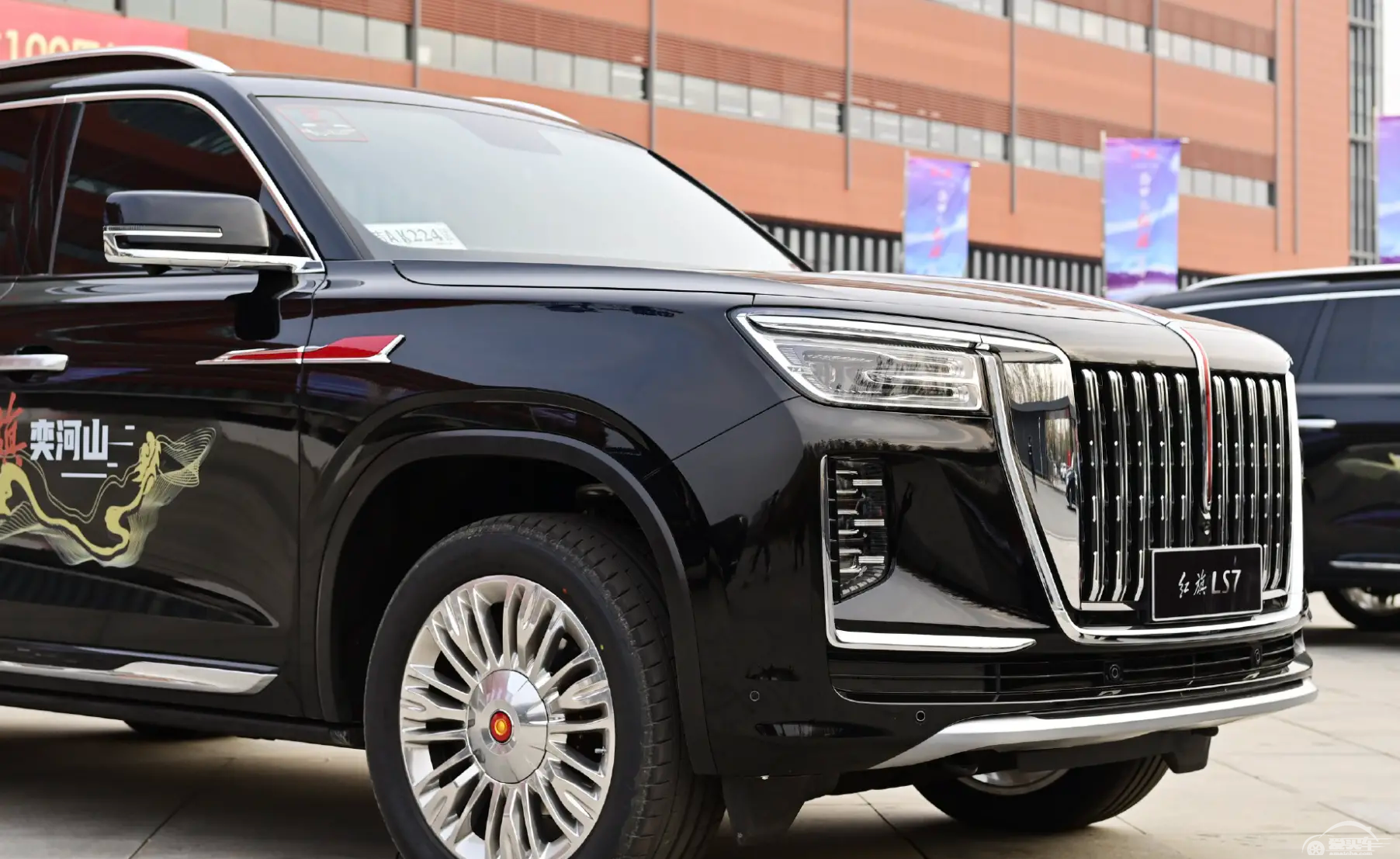 气场丝毫不逊色库里南，红旗LS7实车图片曝光，或将搭配V8动力