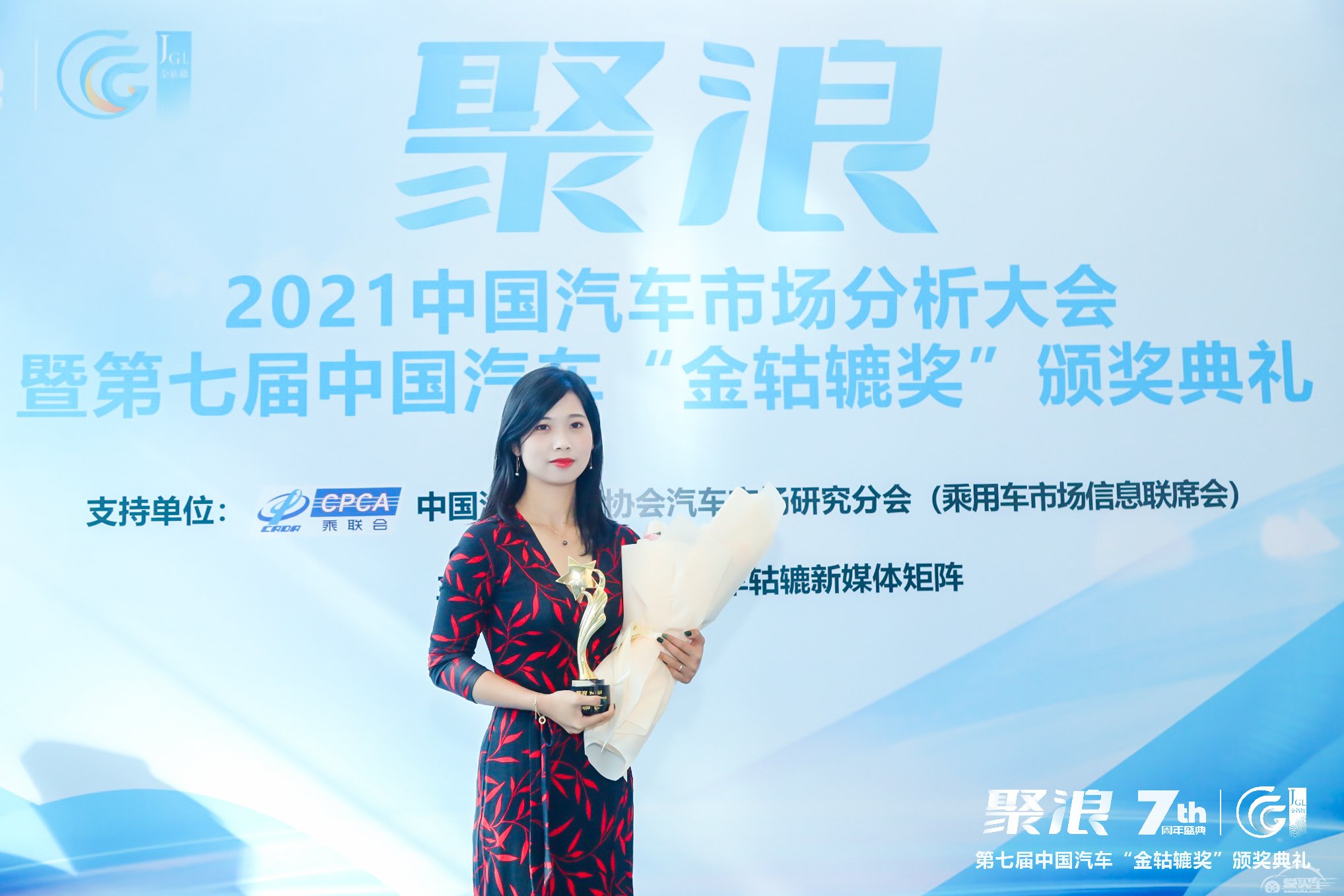 2021第七届中国汽车“金轱辘奖”年度豪华六座纯电SUV：理想ONE