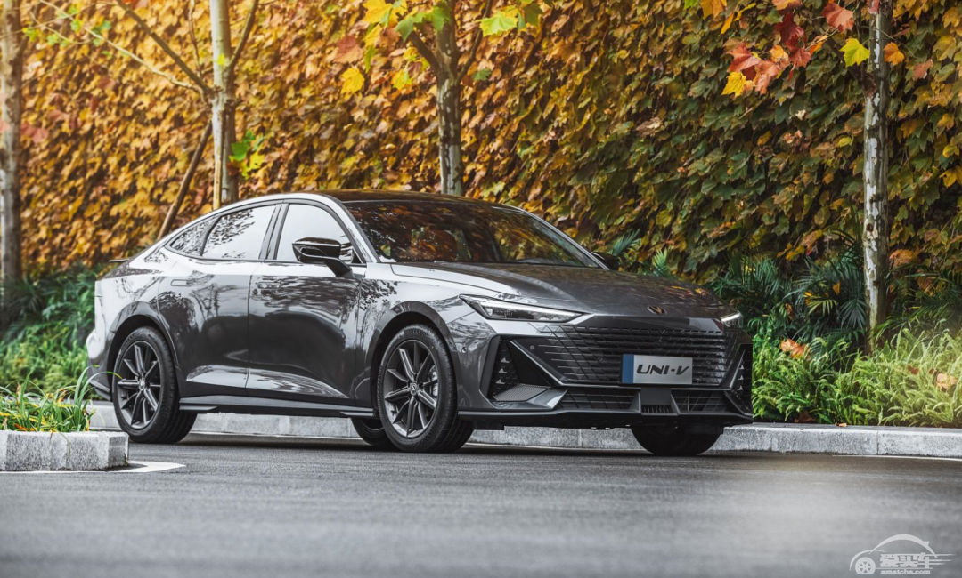 都要崩思域！影豹对比UNI-V，谁才是年轻人的第一辆轿跑？