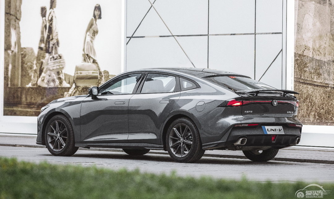 都要崩思域！影豹对比UNI-V，谁才是年轻人的第一辆轿跑？