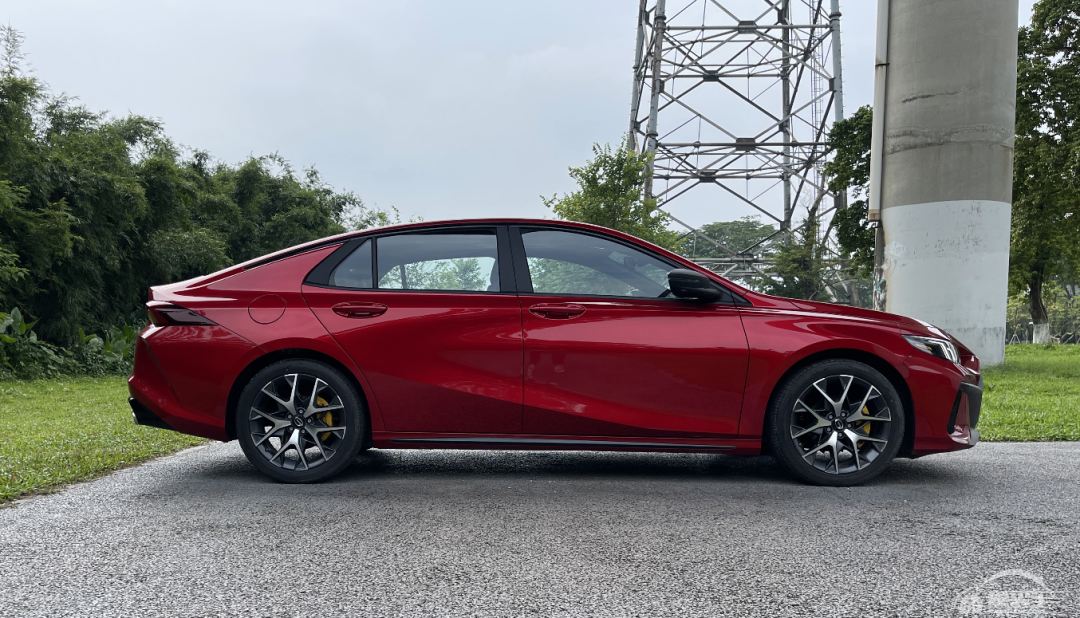 都要崩思域！影豹对比UNI-V，谁才是年轻人的第一辆轿跑？