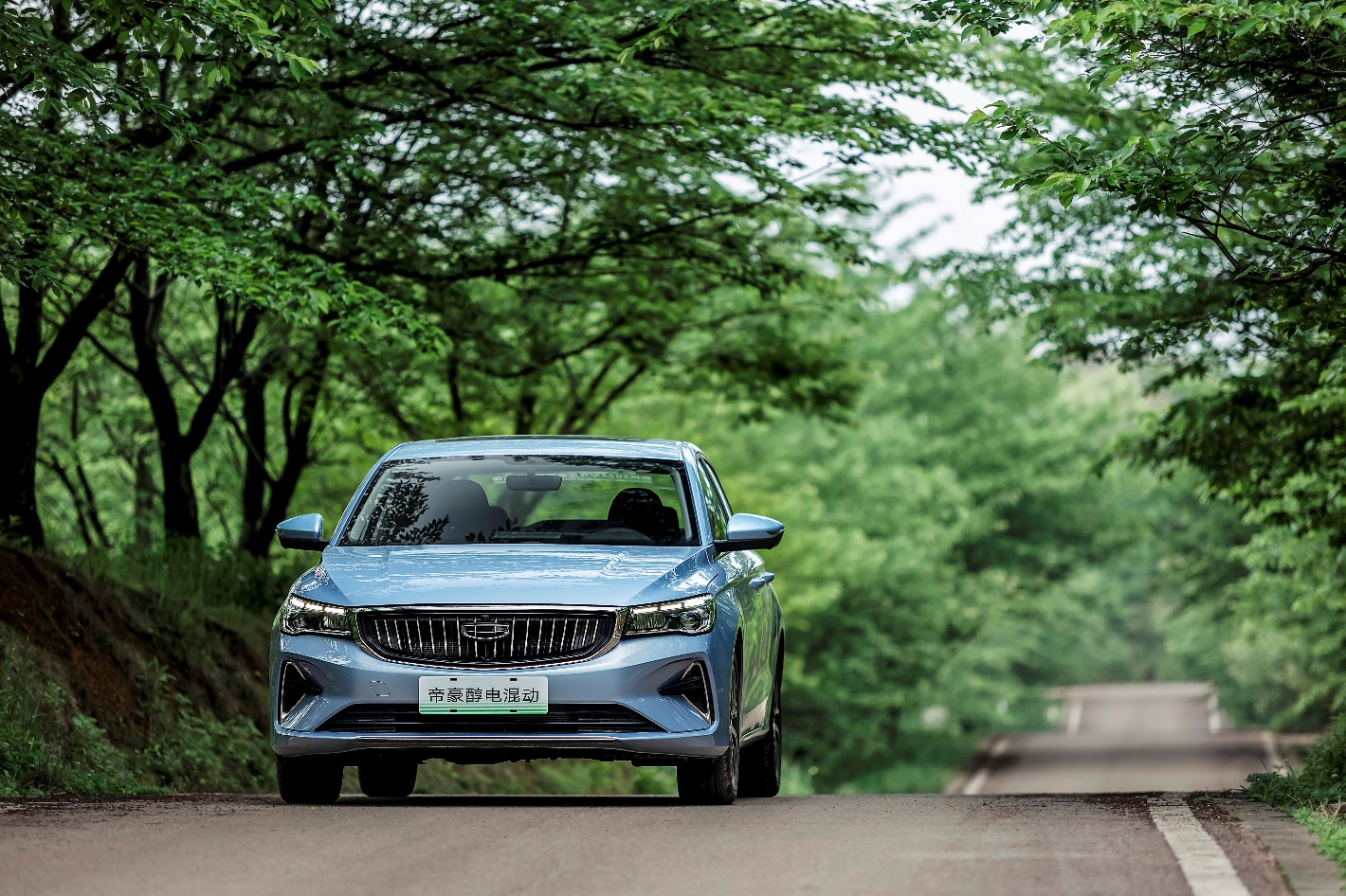 第4代帝豪醇电混动轿车上市，售价12.98万元，每
