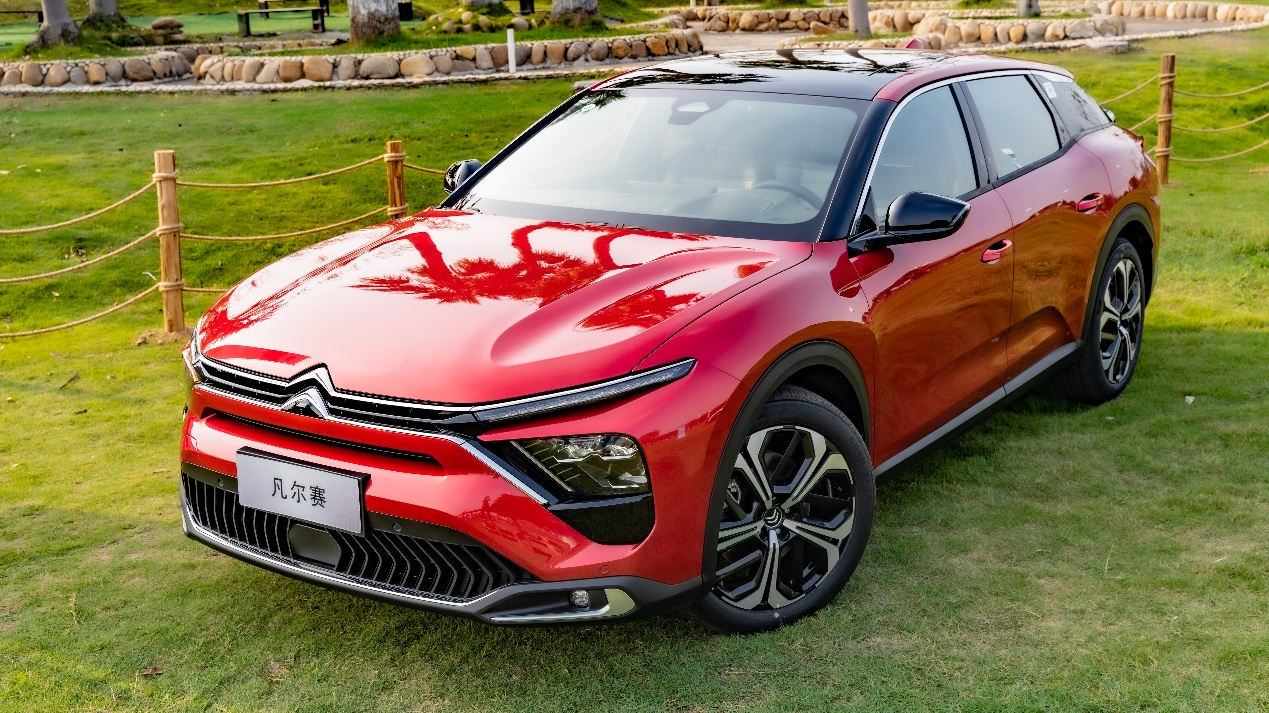 凡尔赛C5 X新车色“中国红”和刘畊宏共同探索更