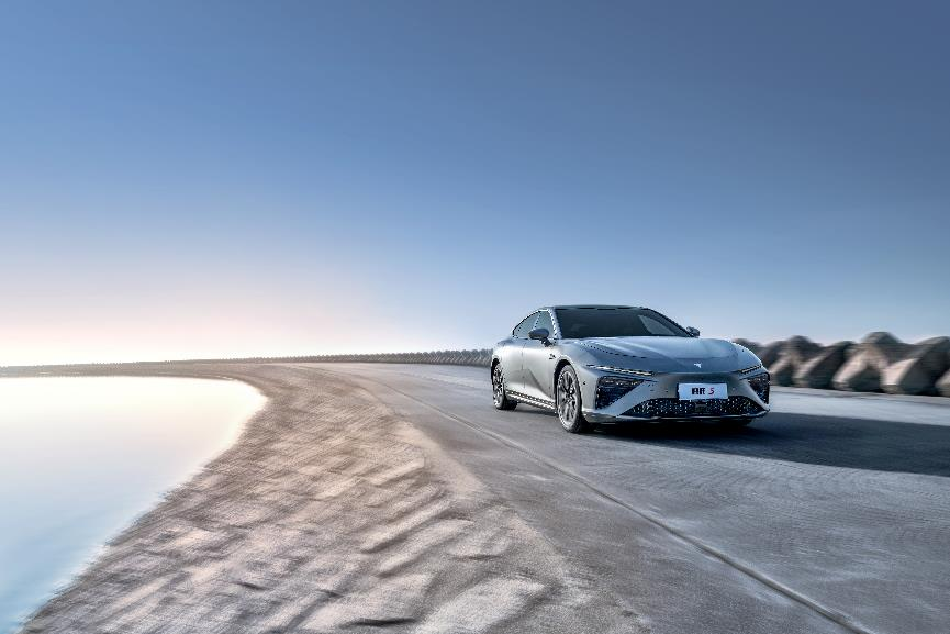 造车新势力新秀VS传统燃油车豪门，哪吒S、奥迪