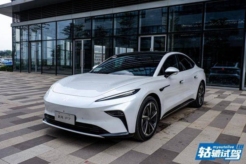 20万级中大型豪华纯电轿车，主打舒适、豪华的飞