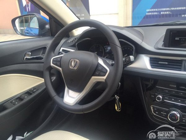 配三缸发动机 长安悦翔V7 1.0T实车