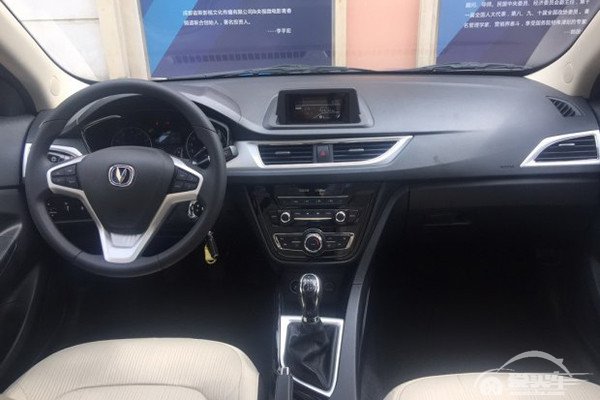 配三缸发动机 长安悦翔V7 1.0T实车