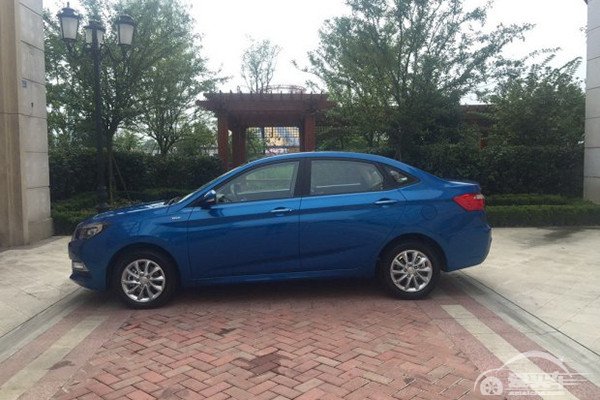 配三缸发动机 长安悦翔V7 1.0T实车