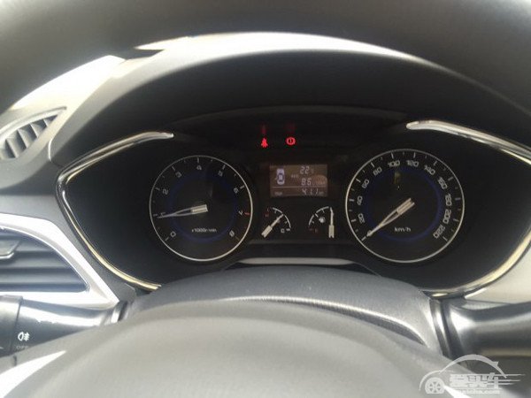 配三缸发动机 长安悦翔V7 1.0T实车