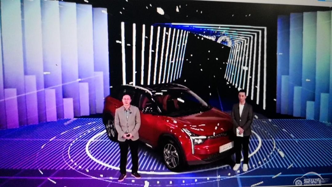 全球首搭透明A柱、能进行情感交流，哪吒U售13.98-19.98万元