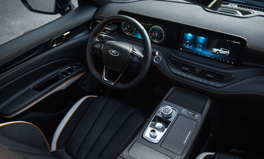 新车丨车长超4米9，合资大七座，江铃福特领裕黑曜倾橙版解读在国内汽车市场，七座SUV细分领域已经有众多的竞品车型，包括近