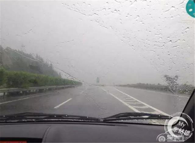  车在水中熄火就重启？涉水后应该这样处理！ 