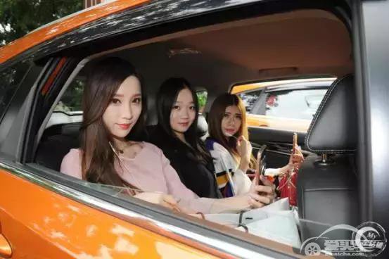 90后网红帅哥竟然在这部车内做出这么有趣的事…… 