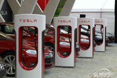  特斯拉350kW充电桩 充15分钟奔千里 