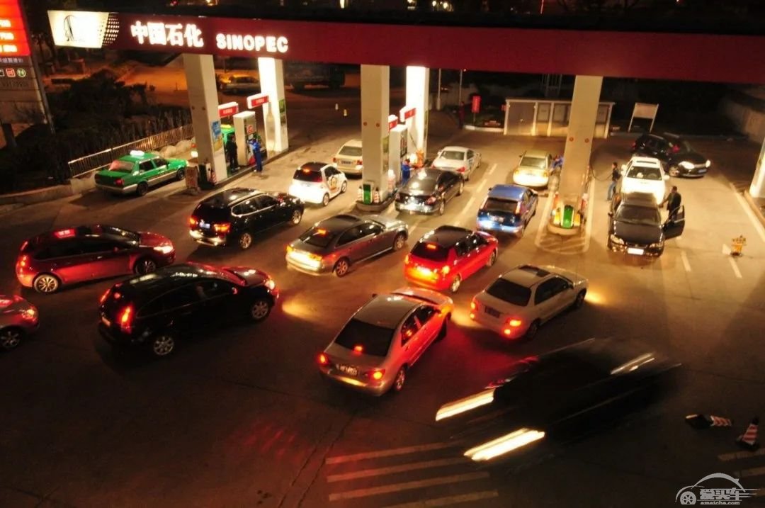 国内油价重回“5元时代”，万亿级新能源汽车产业要生变？