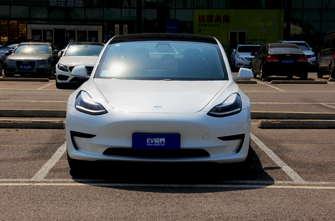 好看皮囊+有趣的灵魂你不爱 动态体验国产Model 3 