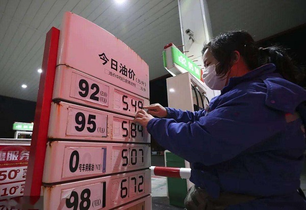  油价下跌，小加油站3块多的油能加吗？中石油官方回应来了 