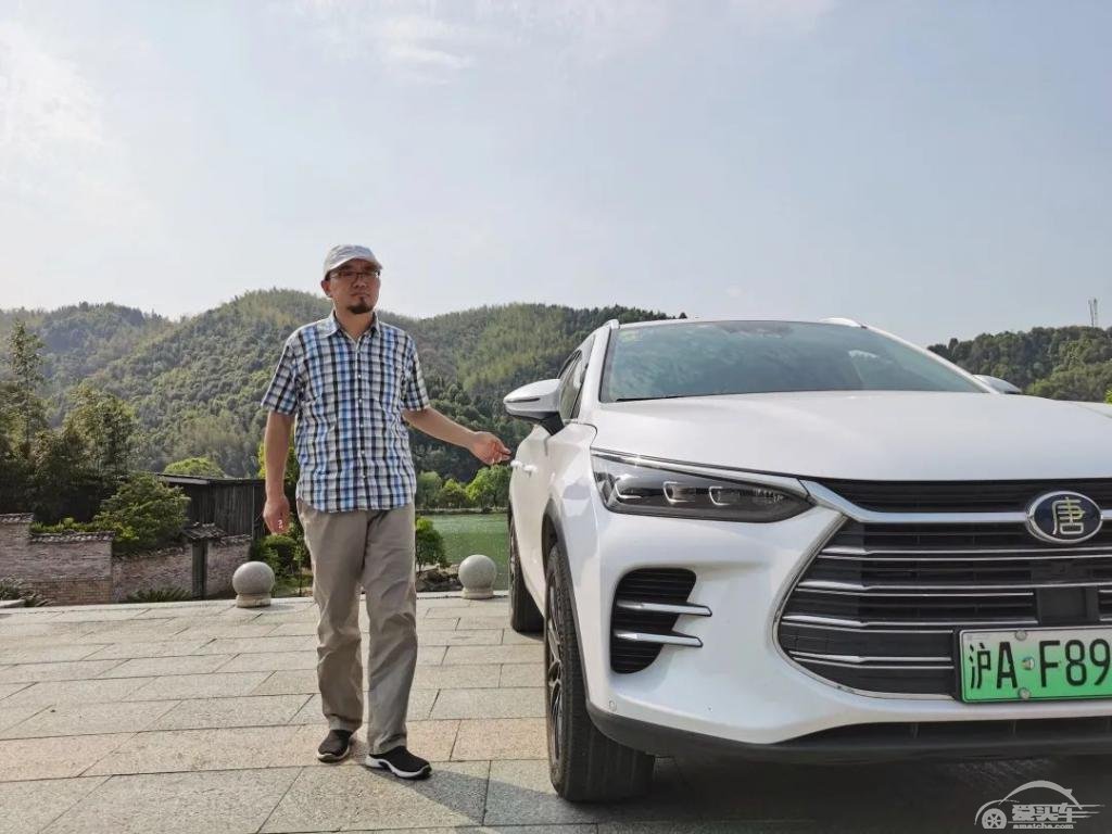 一个中年男子决定把家带上未知旅途