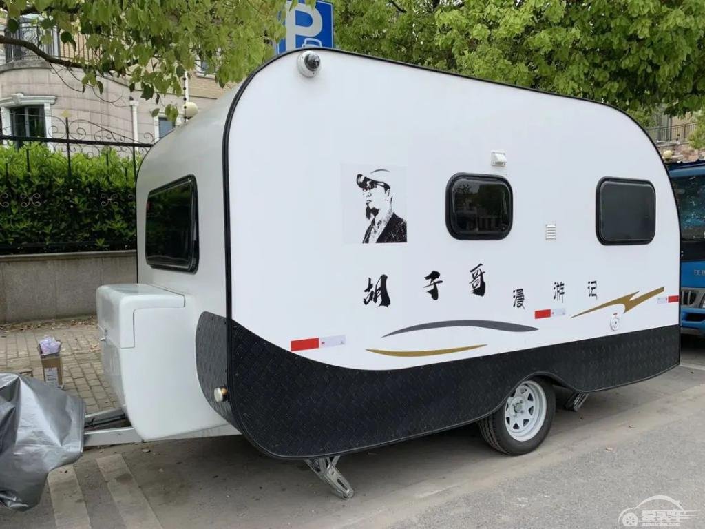 一个中年男子决定把家带上未知旅途