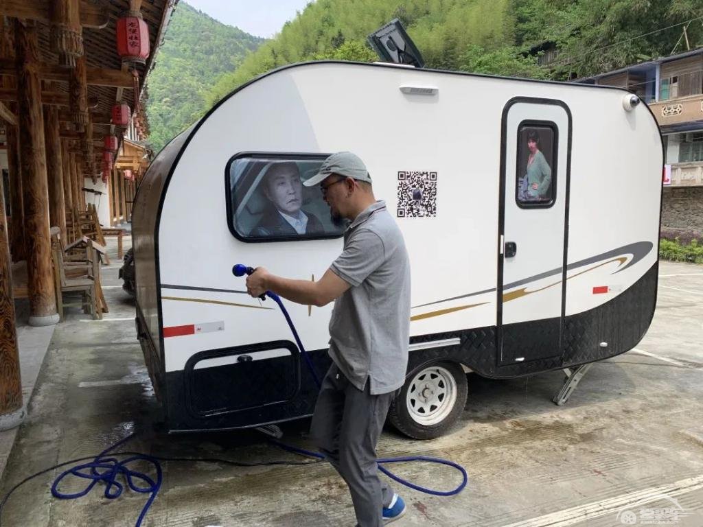 一个中年男子决定把家带上未知旅途