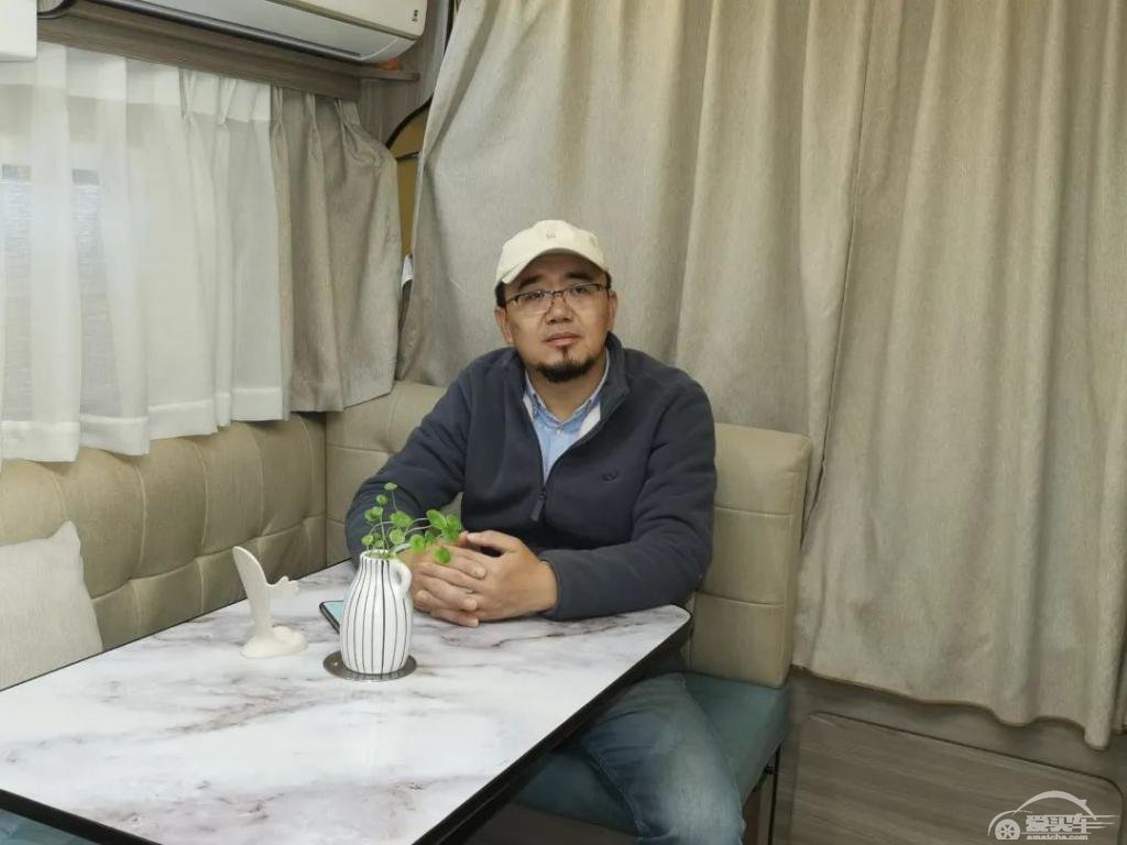 一个中年男子决定把家带上未知旅途