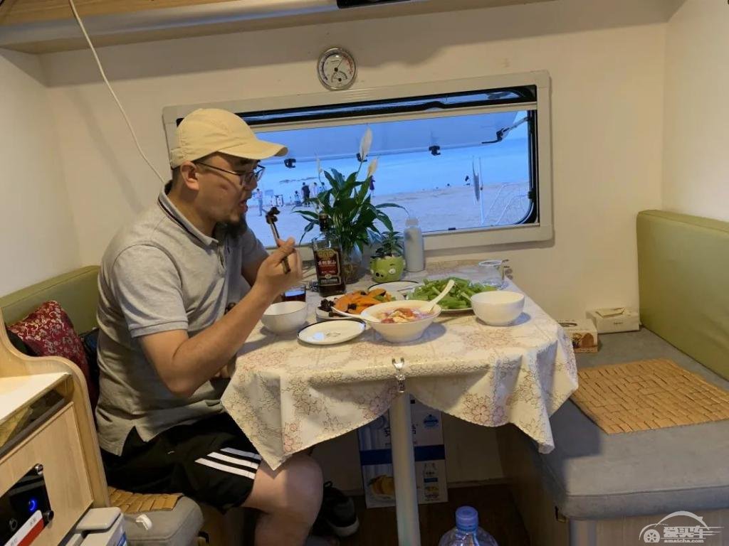 一个中年男子决定把家带上未知旅途