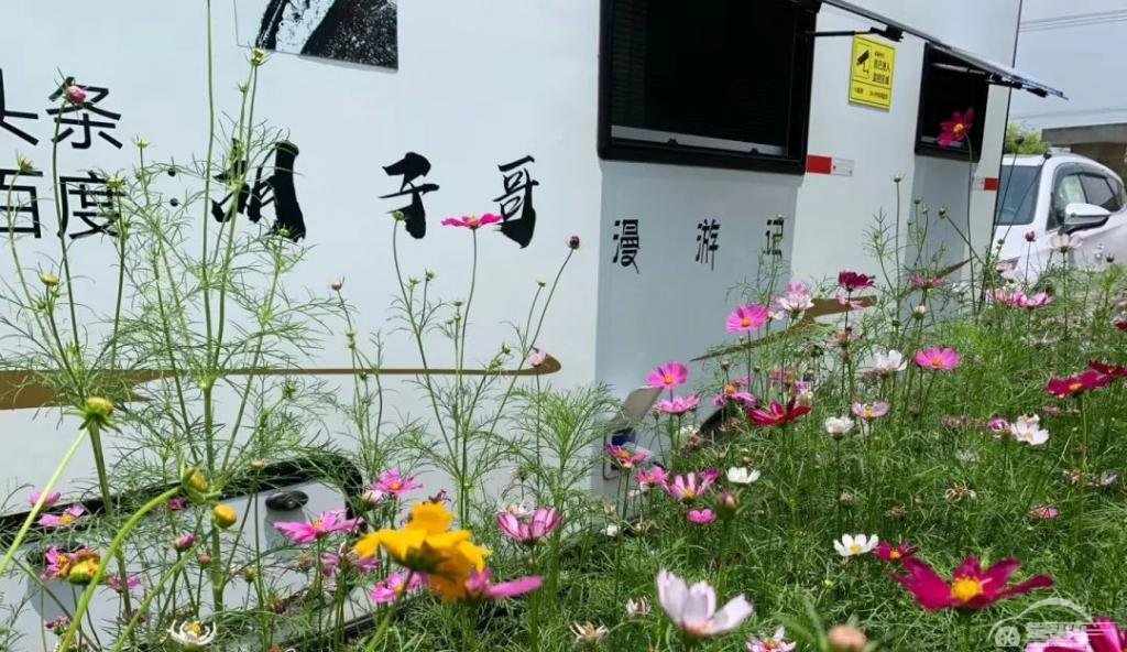 一个中年男子决定把家带上未知旅途